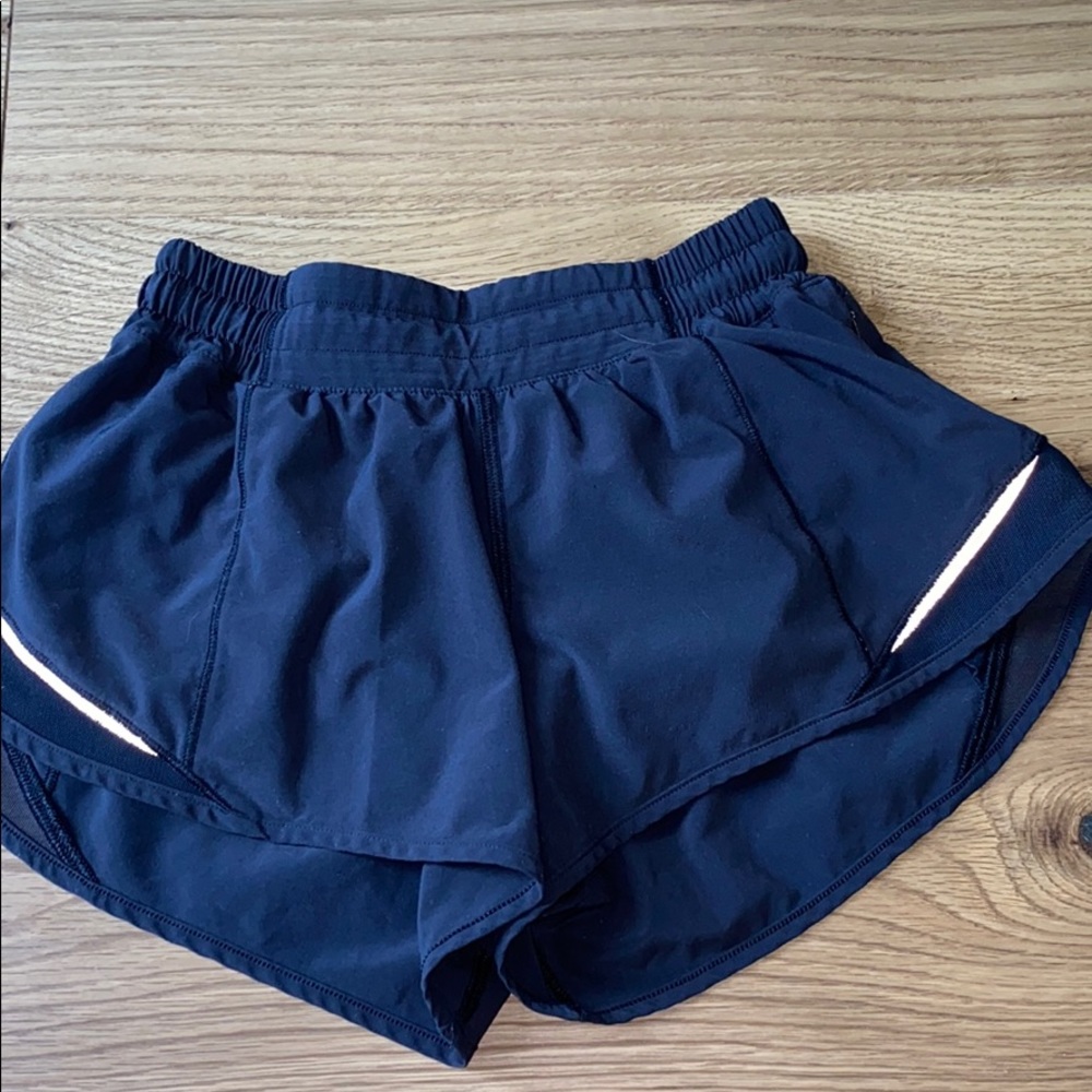 LULULEMON HOTTY HOT SHORTS SIZE 4